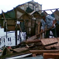 Dihantam Ombak, Seratusan Rumah di Muara Angke Rusak