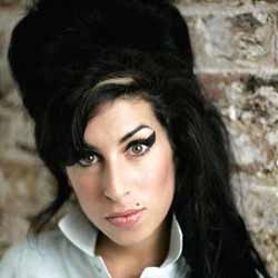 Nari Bugil, Amy Winehouse Kepergok Satpam