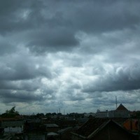 Kota Pahlawan Berawan dan Berpeluang Hujan