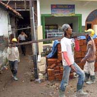 6 Pemilik Bangunan Mulai Angkut Barang