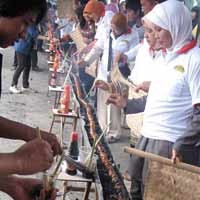 Unibraw Malang Pecahkan Rekor Bakso Bakar Terpanjang