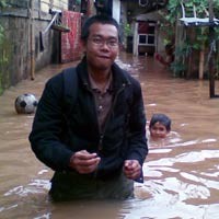 Mengungsi, Warga Korban Banjir Mulai Ronda