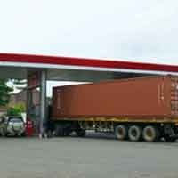 Penurunan Tarif BBM Disambut Suka Duka Sopir Truk Trailer