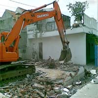 Tak Ada Perlawanan, Rumah Milik Mustofa Mulai Dihancurkan