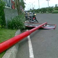 Reklame Tumbang di Bundaran Laguna Milik Lab Pramita