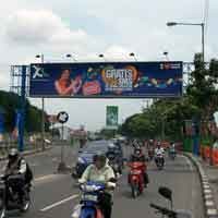 Pemkot Janji Bongkar Reklame di Surabaya yang Makan Trotoar 