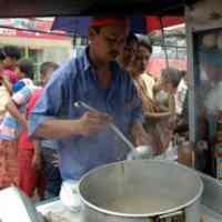 Mereka yang Menuai Rezeki Saat Banjir
