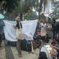 Nenek-Nenek Pimpin Demo, Tolak Disalahkan Sebagai Penyebab Banjir