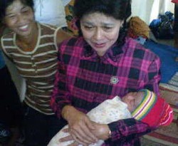 Gendong Bayi Korban Banjir, Istri Foke Berkaca-kaca