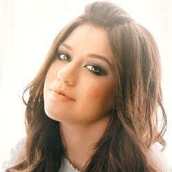 Kelly Clarkson Kecanduan Twilight