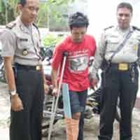 Penjambret KO Setelah Kakinya Patah Menabrak Mobil