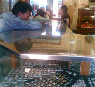 Pedagang Emas Sepi Pembeli