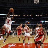 Bulls Atasi James & Cavaliers