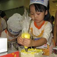 Ribuan PAUD Hiasi Kue Tart Raih Rekor MURI