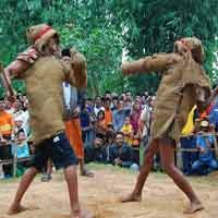 Warga Sumenep Gelar Ojung untuk Tolak Balak