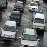 Melewati Genangan Air Dengan Aman