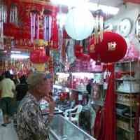Jelang Imlek, Toko Aksesori Diserbu Pengunjung