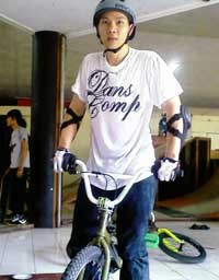 Bikers BMX  Doyan Berburu Spare Part di Internet