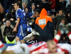 Dramatis, Chelsea Menang di Menit Terakhir 