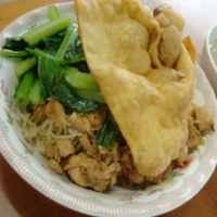 Kesengsem Lembut Gurihnya Bakmi Villa