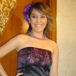 Sophie Novita Bergaya Warna-warni