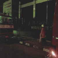 Petugas Berusaha Naik Lewat Tangga Darurat