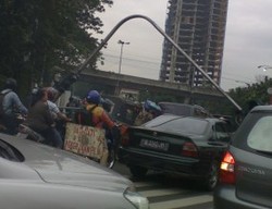 Traffic Light di Megaria Timpa Mobil, Macet Mengular 