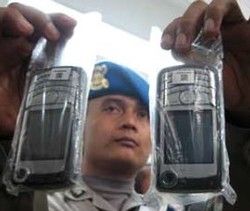 Nyalakan HP Selama Penerbangan, Penumpang Bisa Dipenjara