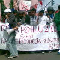 Demo Tolak Pemilu, Puluhan Mahasiswa Bakar Bendera Parpol