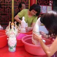 Jelang Imlek, Vihara Adi Padma Bersih-bersih Patung Dewa