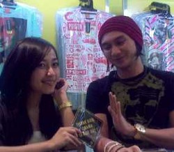 Vokalis Band Drive dan Rini Idol pun Beli Kaos Obama 