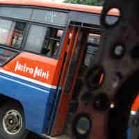 Hindari Lubang, Metro Mini P11 Masuk Kali Utan Panjang