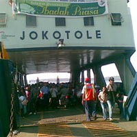 Penyeberangan Ujung Didominasi Pejalan Kaki