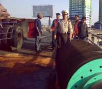 Dinamo Penggiling Tebu Jatuh dari Truk, Tol Dalam Kota Tomang Macet