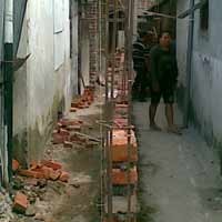 Warga Ketintang Protes Pembangunan Tembok Rumah