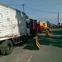 Kapal Dipakai Rombongan Polisi, Antrean di Dermaga Kamal Mengular