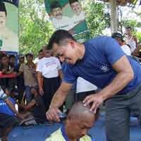 Warga di Kampung Halaman Soekarwo Ramai-ramai Gundul