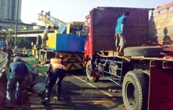 Truk Terguling di Tomang Dievekuasi Jumat Pagi