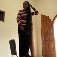 Sekali Keramas, Wanita Berambut 3 Meter Habiskan Waktu 1 Jam