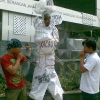 Pocong Demo Pemkot Bandung