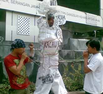 Pemkot Bandung Didemo Pocong