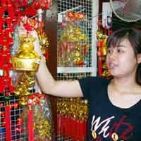 Toko Pernak-pernik Imlek Diserbu Pengunjung