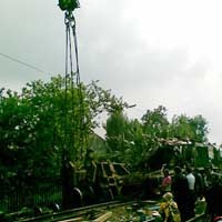 Tim Evakuasi Belum Berhasil Mengangkat Bangkai Lokomotif