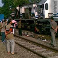 Lokasi Tabrakan Kereta Jadi Tontonan Warga Bojonegoro