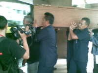 Isak Tangis Warnai Penyerahan Jenazah Kepada Keluarga