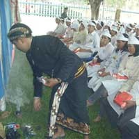 Warga Madiun Ramai-ramai Buang Sial