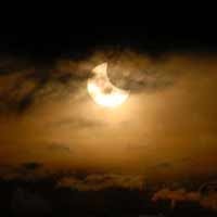 Indahnya Gerhana Matahari Cincin dari Kota Pahlawan