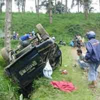 Mobil Terbalik, 8 Penumpang Luka-luka