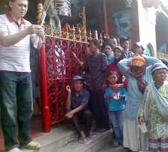 Menunggu Angpau di Vihara Satya Budhi