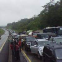 Truk Terbalik Dievakuasi, Tol Tomang Masih Tersendat